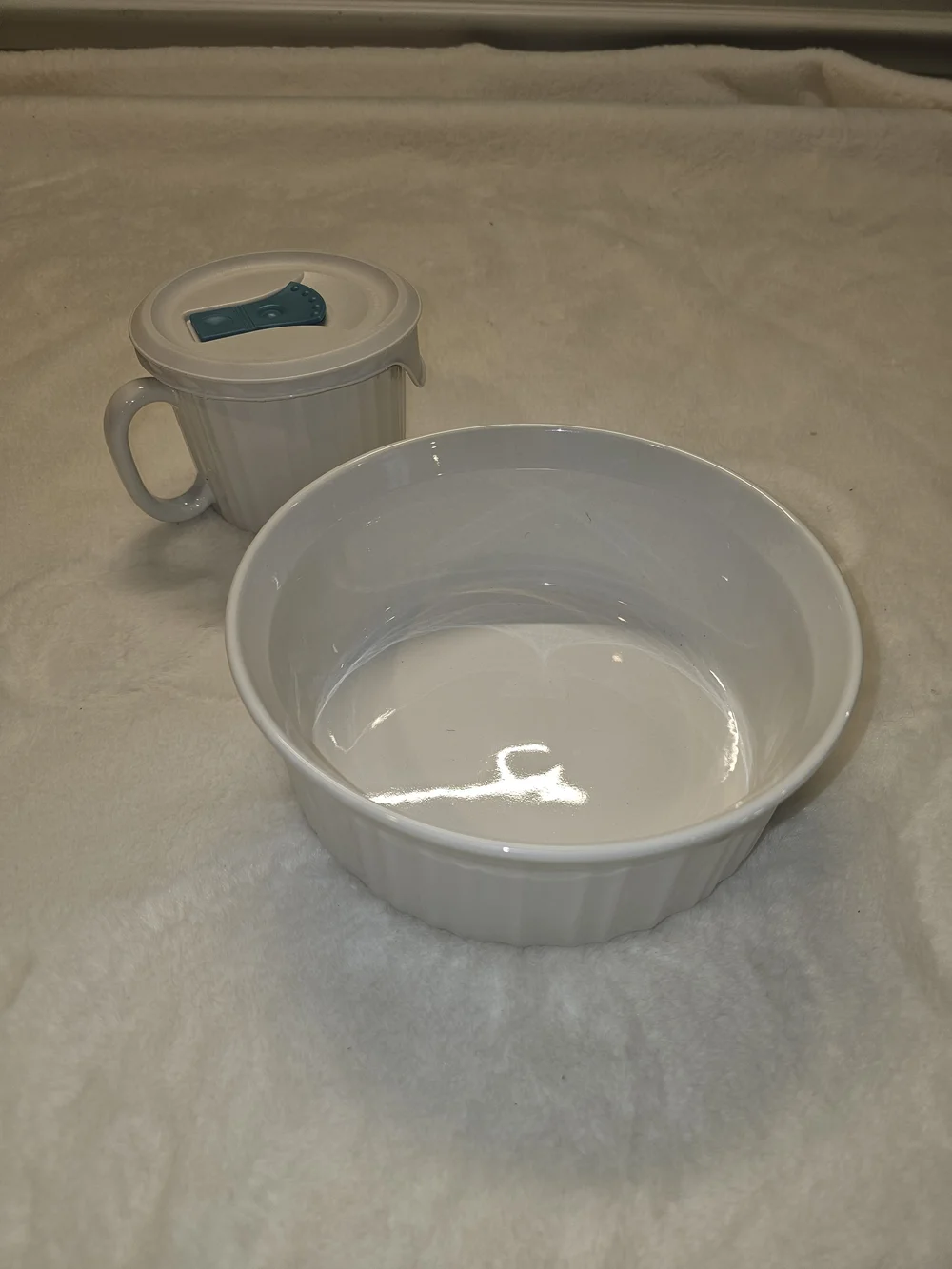 Corningware White Ceramic 1.5 Qt  Baking Dish with 20oz Lidded Soup Mug